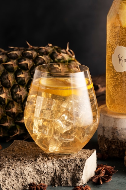 Foto delizioso bicchiere di kombucha e ananas