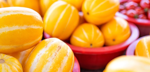 伝統的な市場の午後ソウル韓国の収穫の概念で赤いプラスチックバスケットのおいしい韓国のストライプ黄色のメロンフルーツ食品がクローズアップ