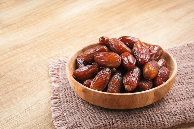 Photo delicious kurma tunisia sweet dried dates palm fruits popular during ramadan