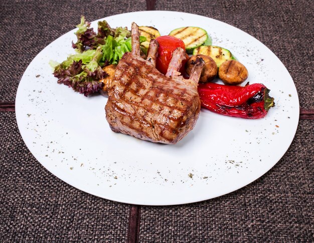 Photo delicious lamb racks with griled vegetables