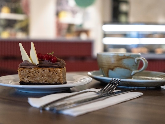 Delizioso caffè latte e cheesecake sul tavolo