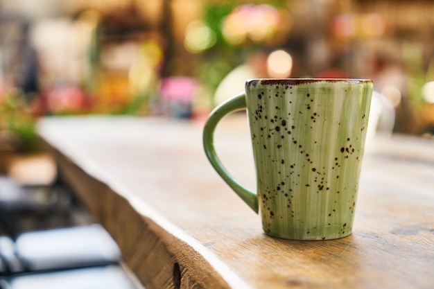 テーブルの上のおいしいラテコーヒー