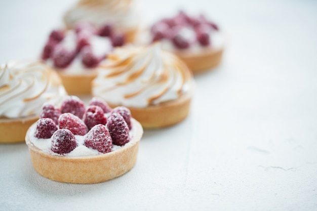 Photo delicious lemon and raspberry tartlets