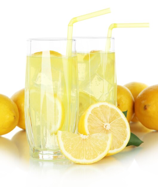 Photo delicious lemonade isolated on white