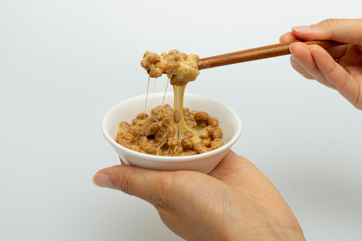 Photo 흰색 배경에 그릇에 맛 있는 찾고 낫토