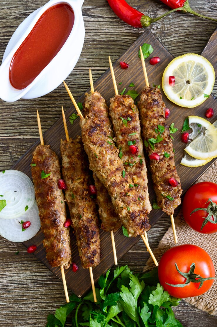 木製のテーブルに美味しいルラケバブ。木製の串でみじん切りの肉、グリル。