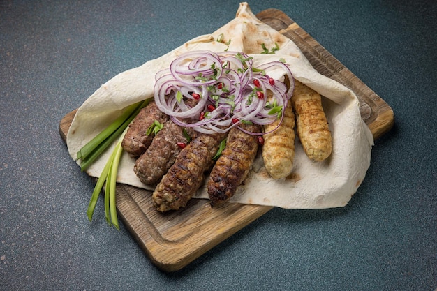 Foto delicious lyulya kebab op een houten plank close up