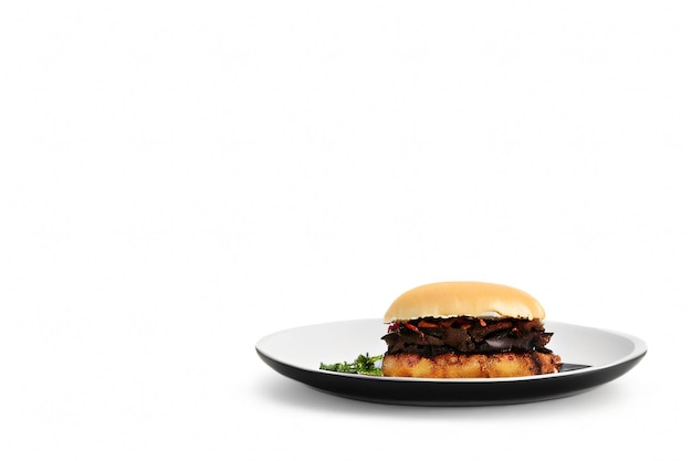 Фото Вкусная еда на тарелке с белым фоном