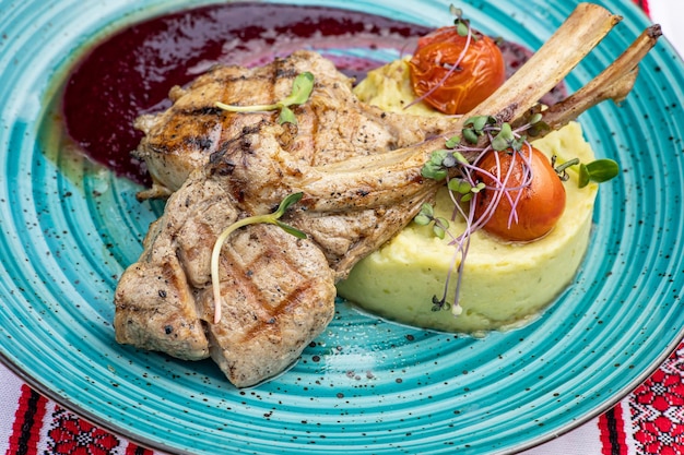 Foto un delizioso piatto di carne in un ristorante