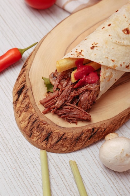 вкусный мясной дурум, турецкий кебаб, сэндвич, обертка