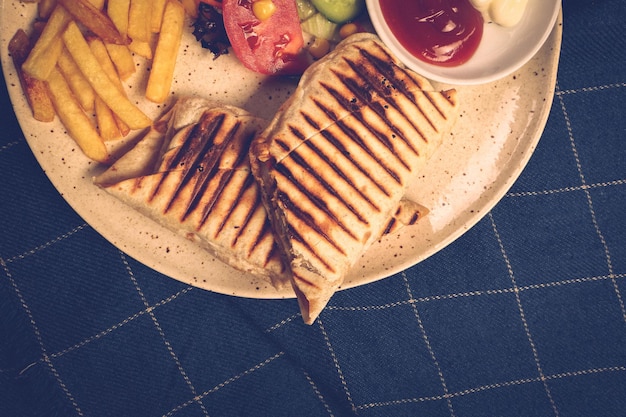 맛있는 고기 듀럼 터키 케밥 샌드위치 랩