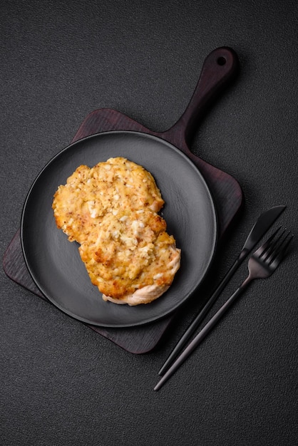 Foto deliziosa carne fritta con senape di digione con spezie ed erbe aromatiche su uno sfondo di cemento scuro