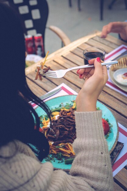 테이블에 맛있는 고기 식사