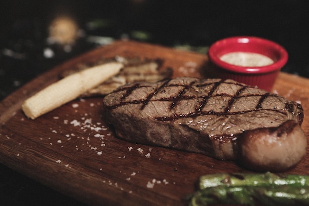 테이블에 맛있는 고기 식사