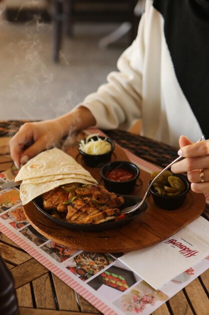 테이블에 맛있는 고기 식사