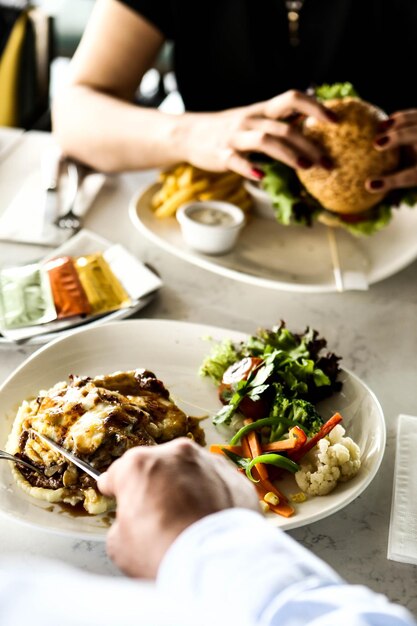 Foto delizioso pasto di carne sul tavolo