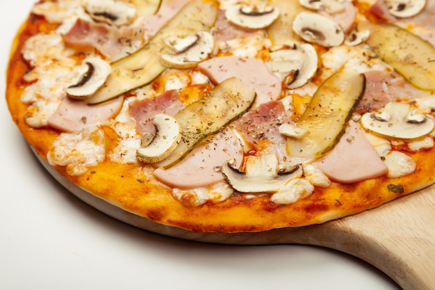 木の皿に盛り付けた美味しい肉ピザ、具材特製ソース、モッツァレラチーズ、ハム
