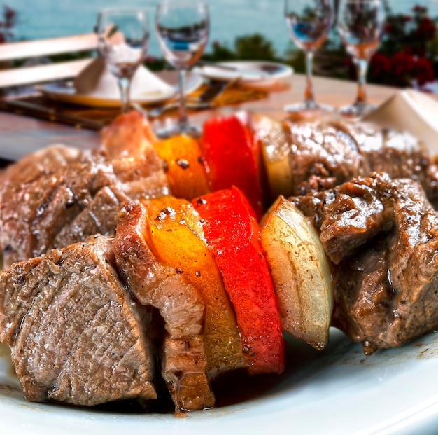 Foto delizioso spiedino di carne, cibo per barbecue?