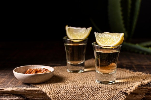 Foto delizioso assortimento di bevande mezcal