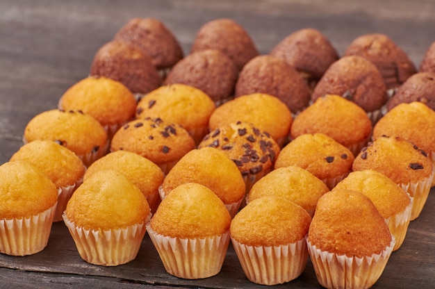 Foto deliziosi mini muffin al cioccolato per colazione