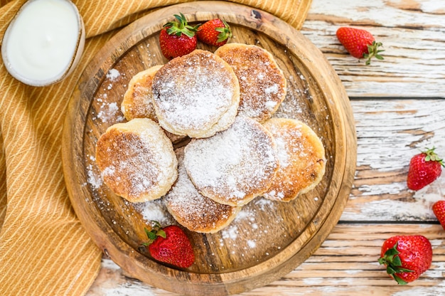 Delicious mini pancakes with strawberries