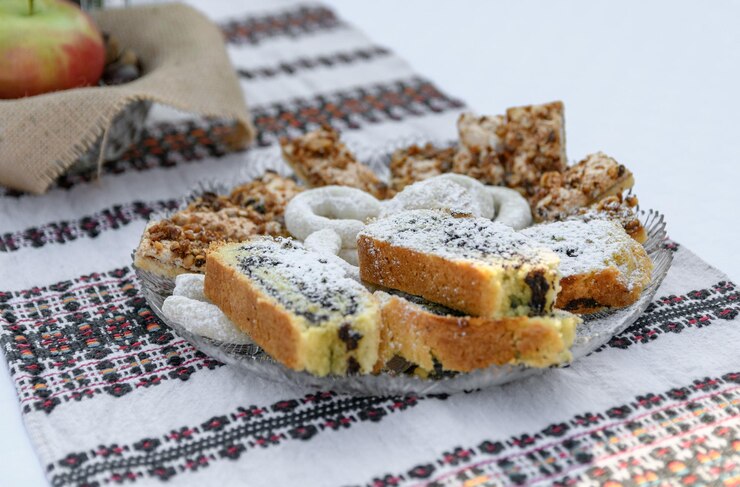 Фотография вкусное смешанное домашнее печенье и торт подаются на тарелке на столе