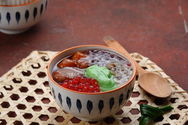 Foto delizioso porridge misto o bubur kampiun è minang speciale kolak si trova spesso durante il ramadan