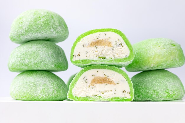 Foto deliziosi mochi su sfondo bianco, primo piano. dolce tradizionale giapponese