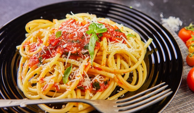 토마토 소스를 곁들인 맛있는 군침이 도는 클래식 이탈리안 pspaghetti