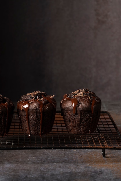 Photo delicious muffins with chocolate topping