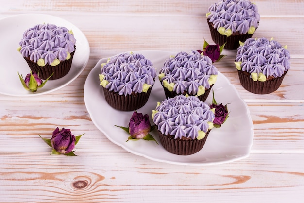 Muffin deliziosi con ripieno, crema di cagliata, utensili bianchi.