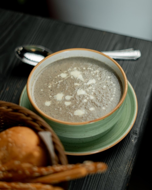 Foto deliziosa zuppa di funghi in un bel ristorante