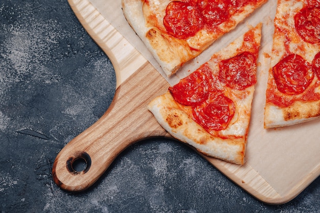 Deliziosa pizza napoletana a base di carne, pizzeria e cibo delizioso