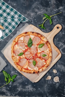 Deliziosa pizza napoletana a base di carne, pizzeria e cibo delizioso