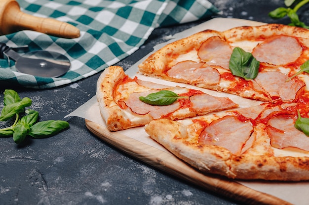 Deliziosa pizza napoletana a base di carne, pizzeria e cibo delizioso