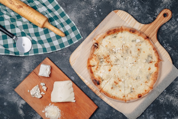 치즈와 함께 맛있는 나폴리 피자. 네 종류의 치즈. 맛있는 이탈리아 피자의 개념입니다.