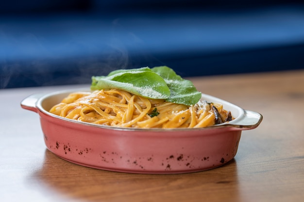 Foto deliziosi noodles sul tavolo