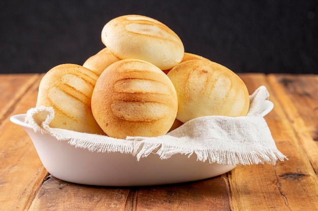 Foto delici e nutrienti almojabanas o pandebono un alimento a base di farina di manioca e formaggio