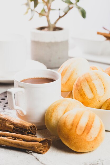 맛있고 영양이 풍부한 알모자바나 (almojabanas) 또는 판데보노 (pandebono) 는 카사바 밀가루와 치즈를 기반으로 한 음식이다.