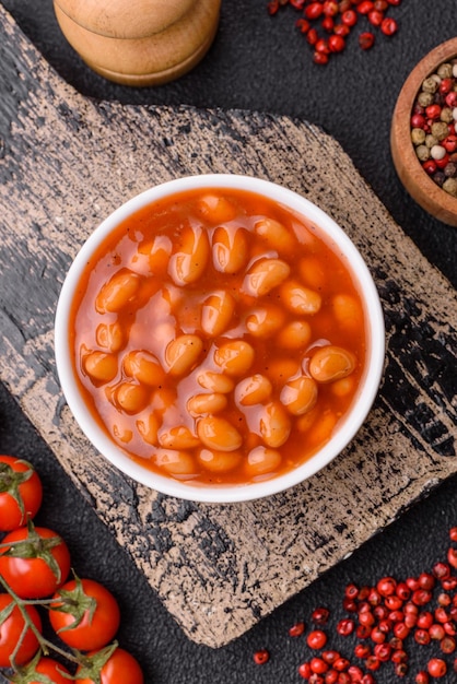 Photo delicious nutritious canned beans in tomato with salt and spices