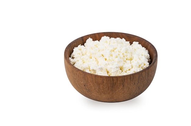 白い背景の上の木製のボウルにおいしくて栄養価の高い自家製カッテージチーズコンセプト健康とダイエット食品コピースペース