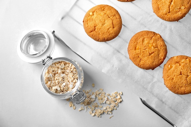 Photo delicious oatmeal cookies on table