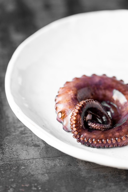 Photo delicious octopus tentacles served on plate. seafood concept