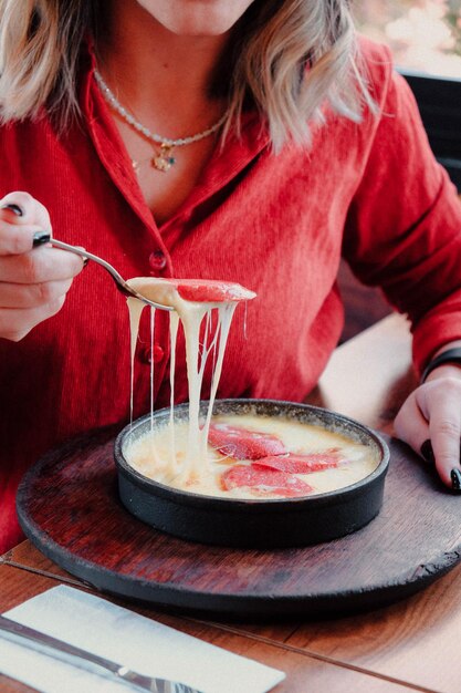 写真 テーブルの上のおいしいオムレツと朝食プレート。