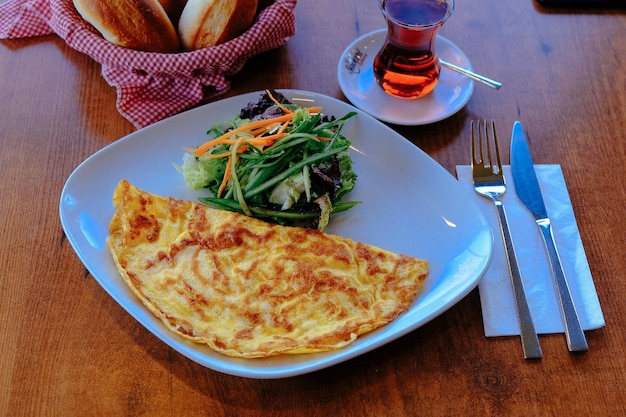 테이블에 맛있는 오믈렛과 아침 식사 접시.