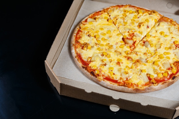 Photo delicious oven baked pizzeria dish with, mozzarella, parmesan and cheese, delivered in a cardboard box