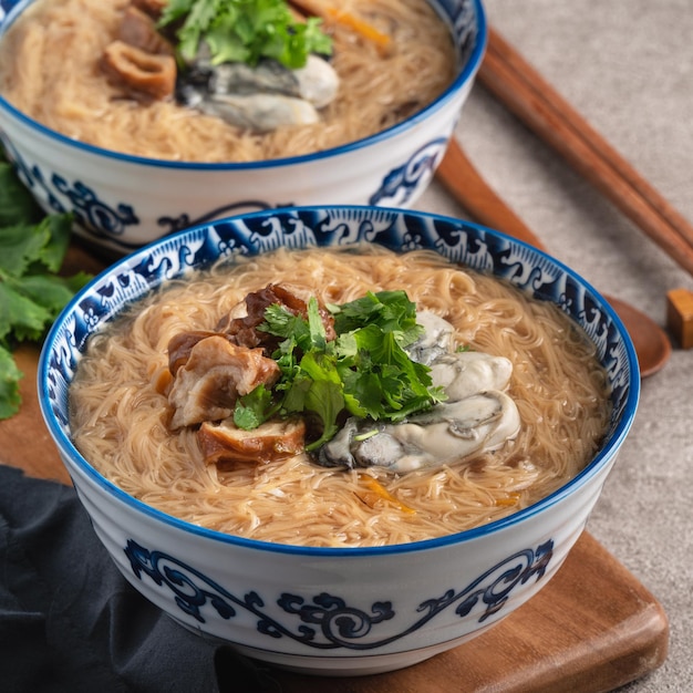 Photo delicious oyster and intestine vermicelli in a bowl