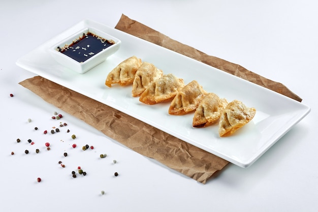 Foto gyoza asiatico fritto in padella delizioso ripieno di carne