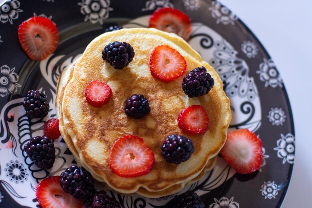 写真 ブラックベリーとイチゴのおいしいパンケーキ