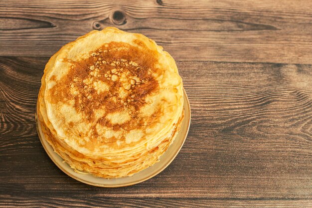 Foto deliziosi pancake con salsa di cioccolato mirtilli freschi su un tavolo di legno rustico tavolo marrone rustico